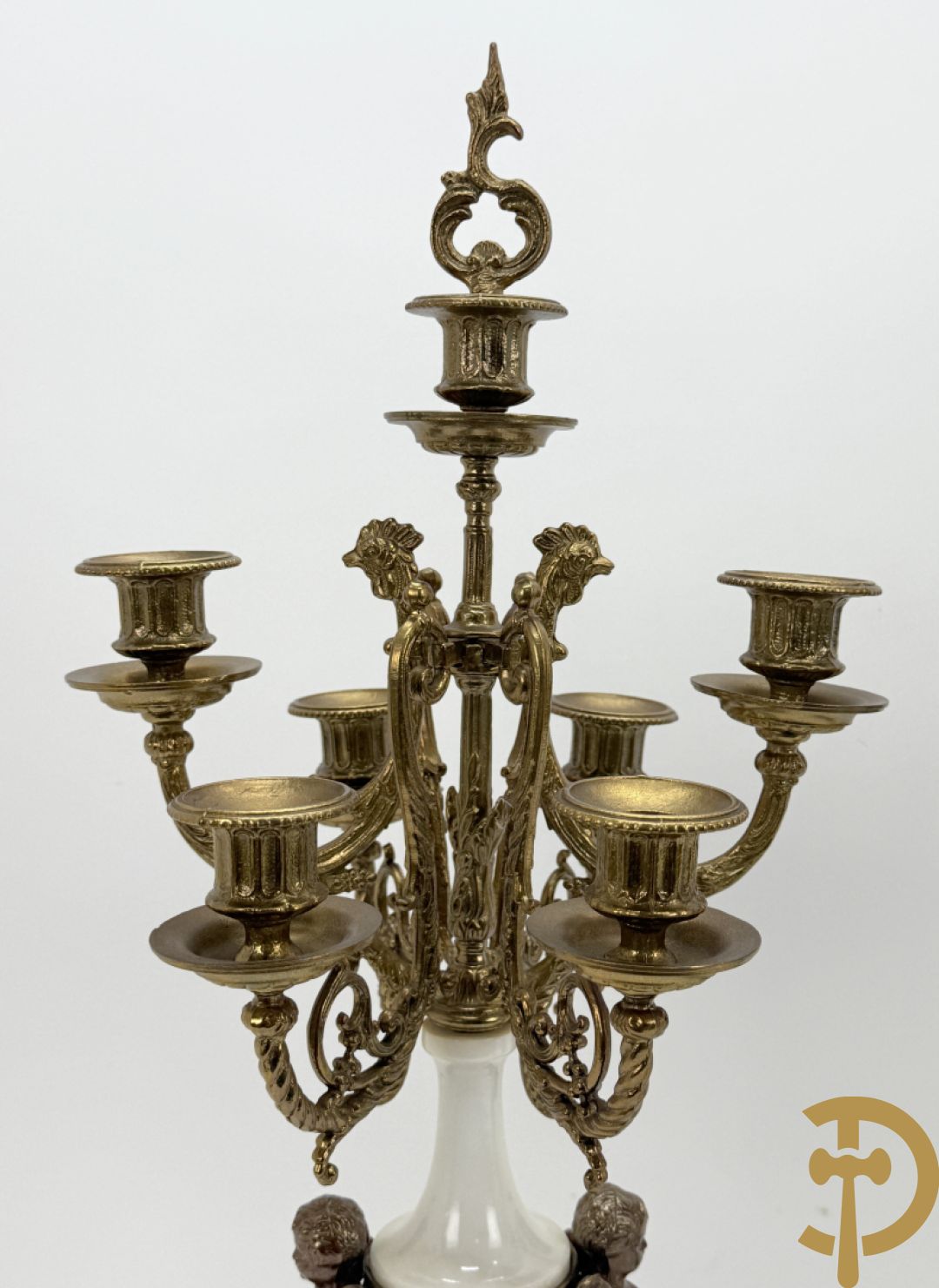 Driedelige koperen garnituur, centraal met harp geflankeerd door paar cupido