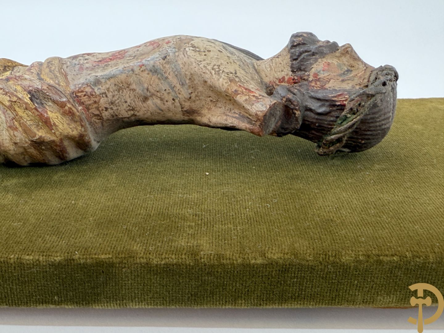 Twee houtgesculpteerde en gepolychromeerde corpussen, 18e