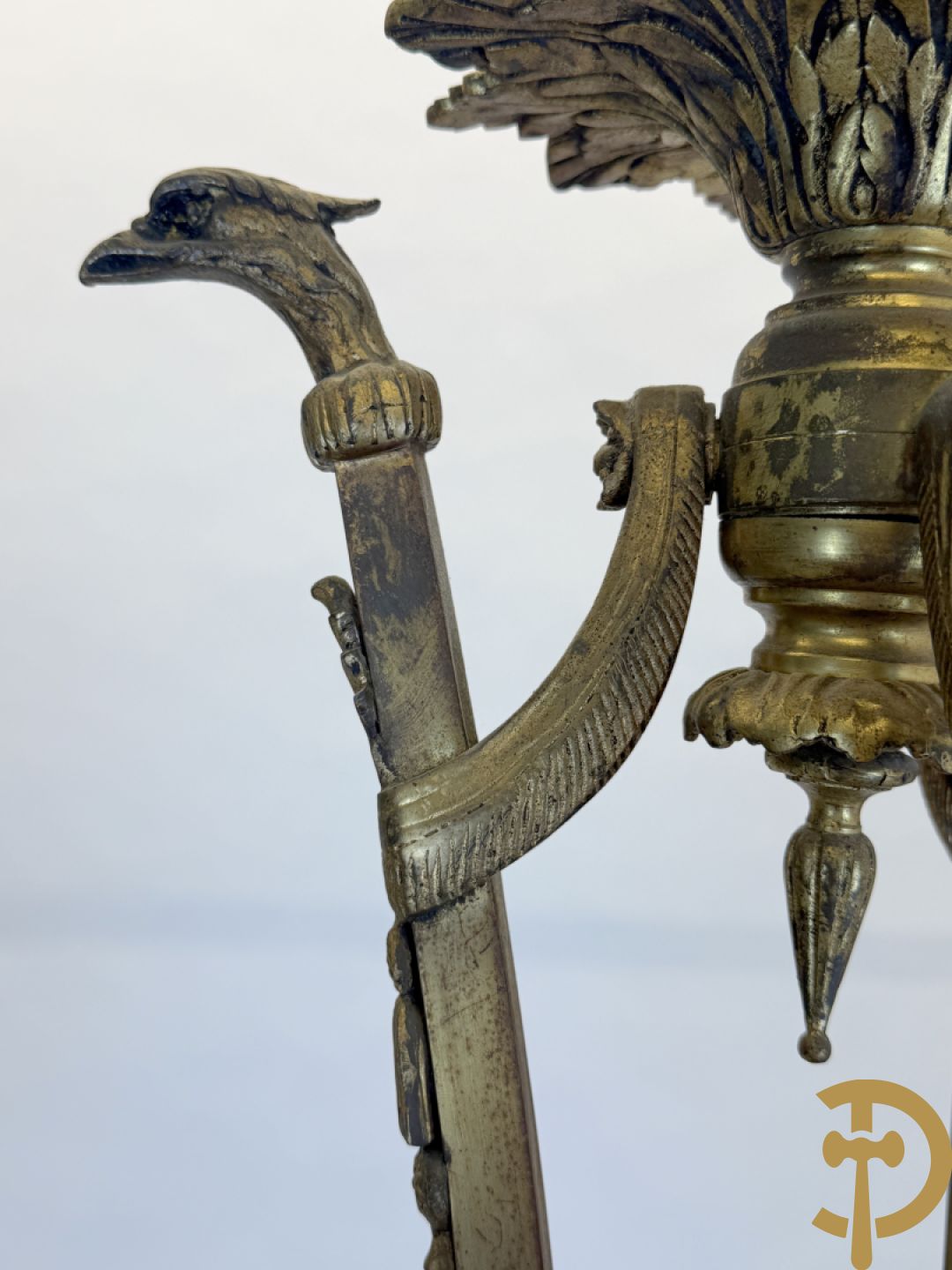 Bronzen Franse luchter met geajoureerde mand, bezet met medusakoppen en 3 cupido