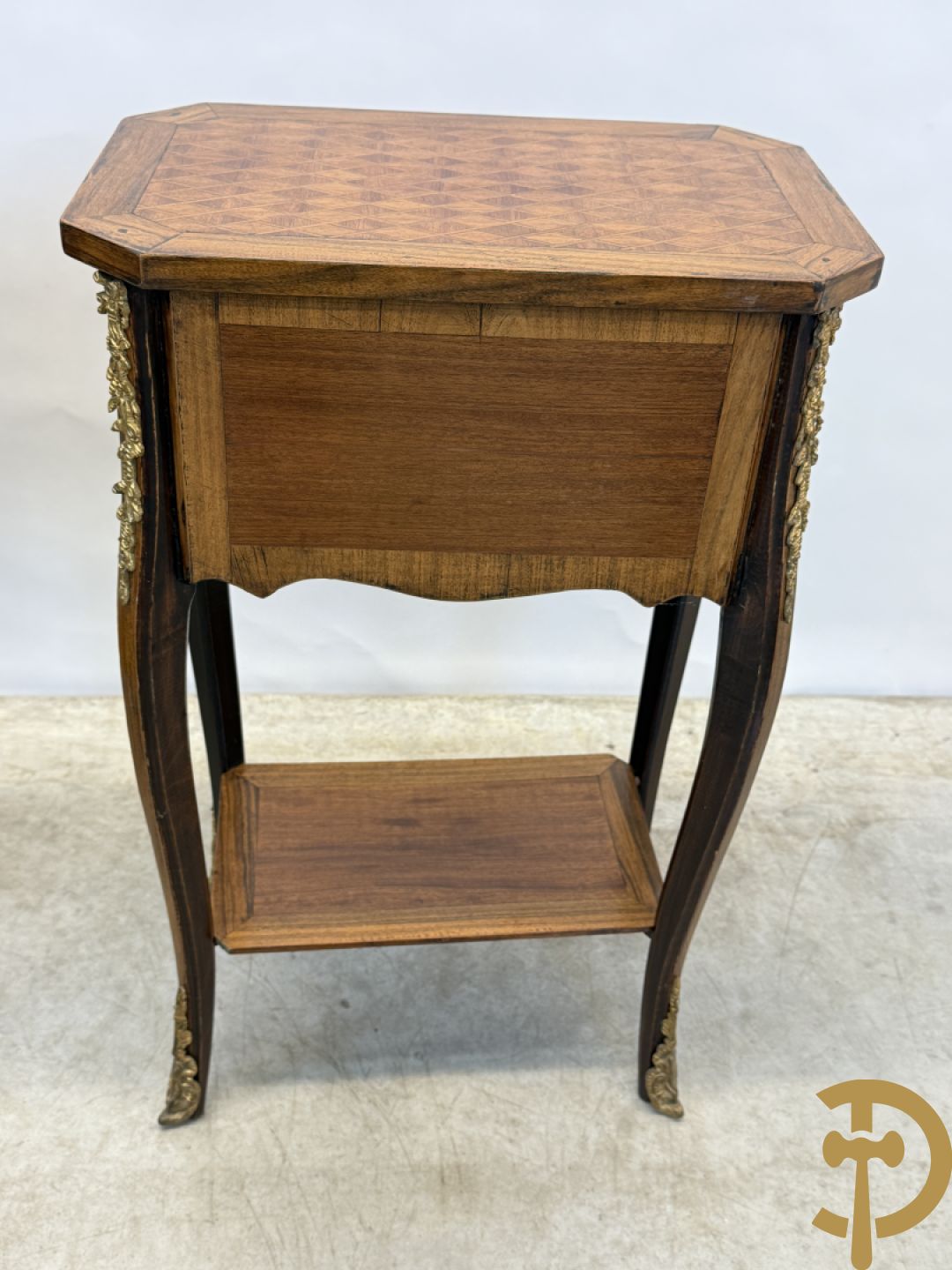 Paar notelaren bijzettafels met 2 lades en étagère, bovenaan met geparketteerd blad