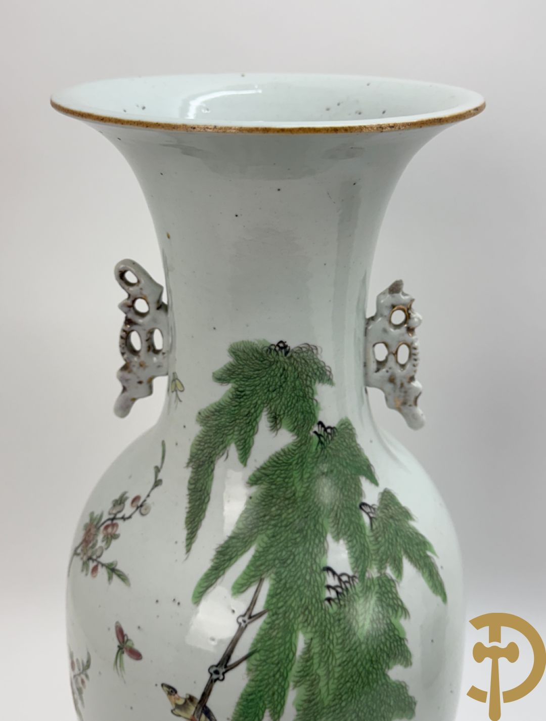 Chinese porseleinen vaas met decor van takken en vogels + Chinese porseleinen vaas met bloemendecor