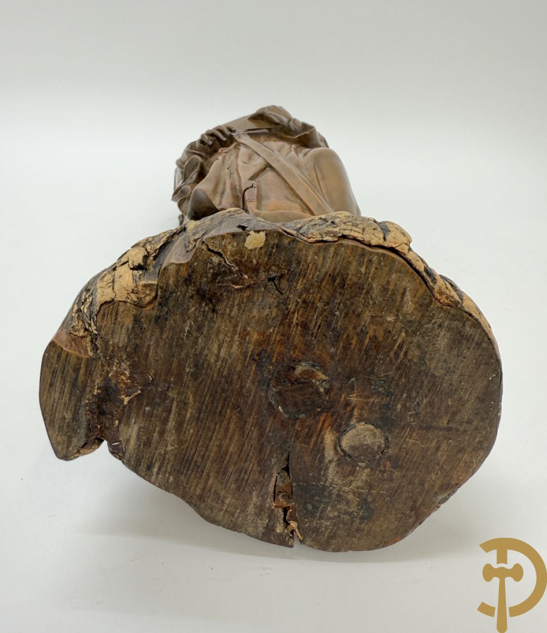 Houtsculptuur van evangelist met zwaard