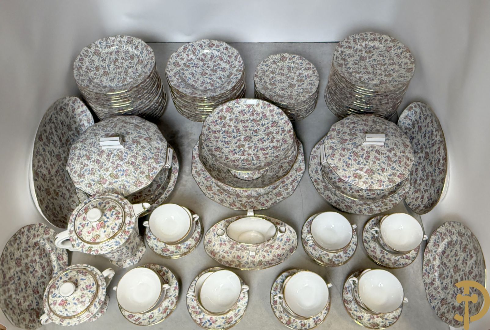 Uitgebreid zeer decoratief porseleinen eet- en koffieservies met bloemendecor, Limoges France