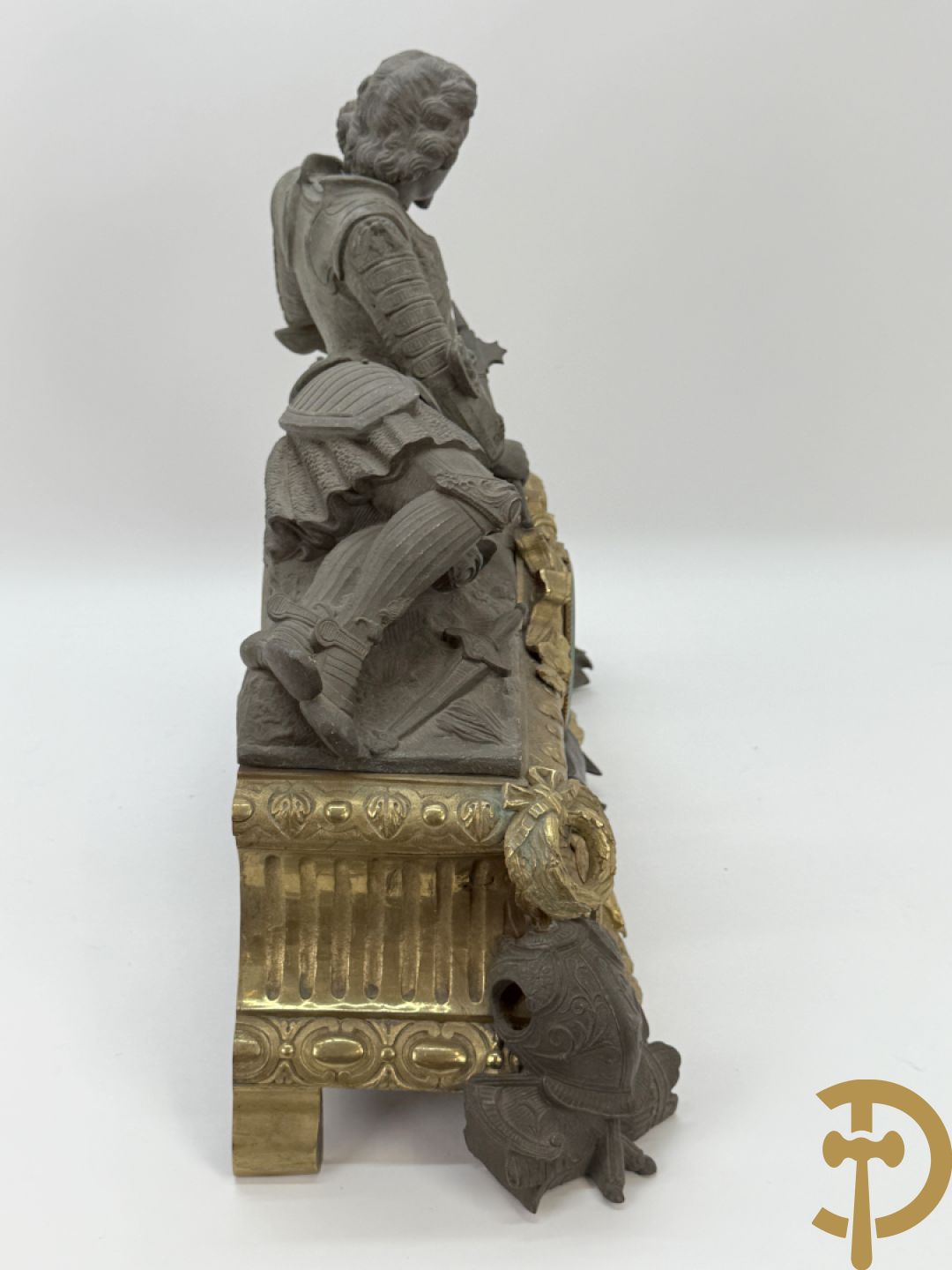 Zamak schouwstuk klok met ridder en Louis XVI motieven bezet