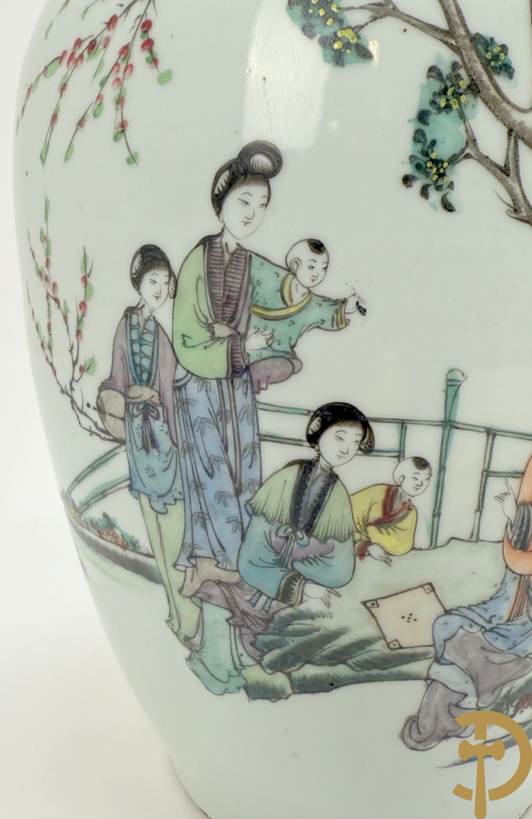 Chinese porseleinen vaas met decor van Chinese dames en kinderen