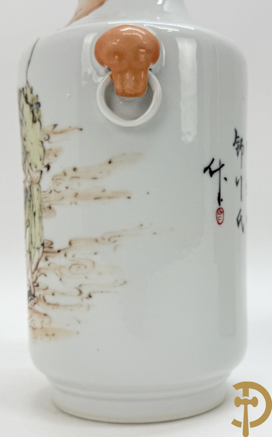 Chinees porseleinen vaasje met wijsgerendecor + Chinese porseleinen rolvaas met decor van ezel in berglandschap