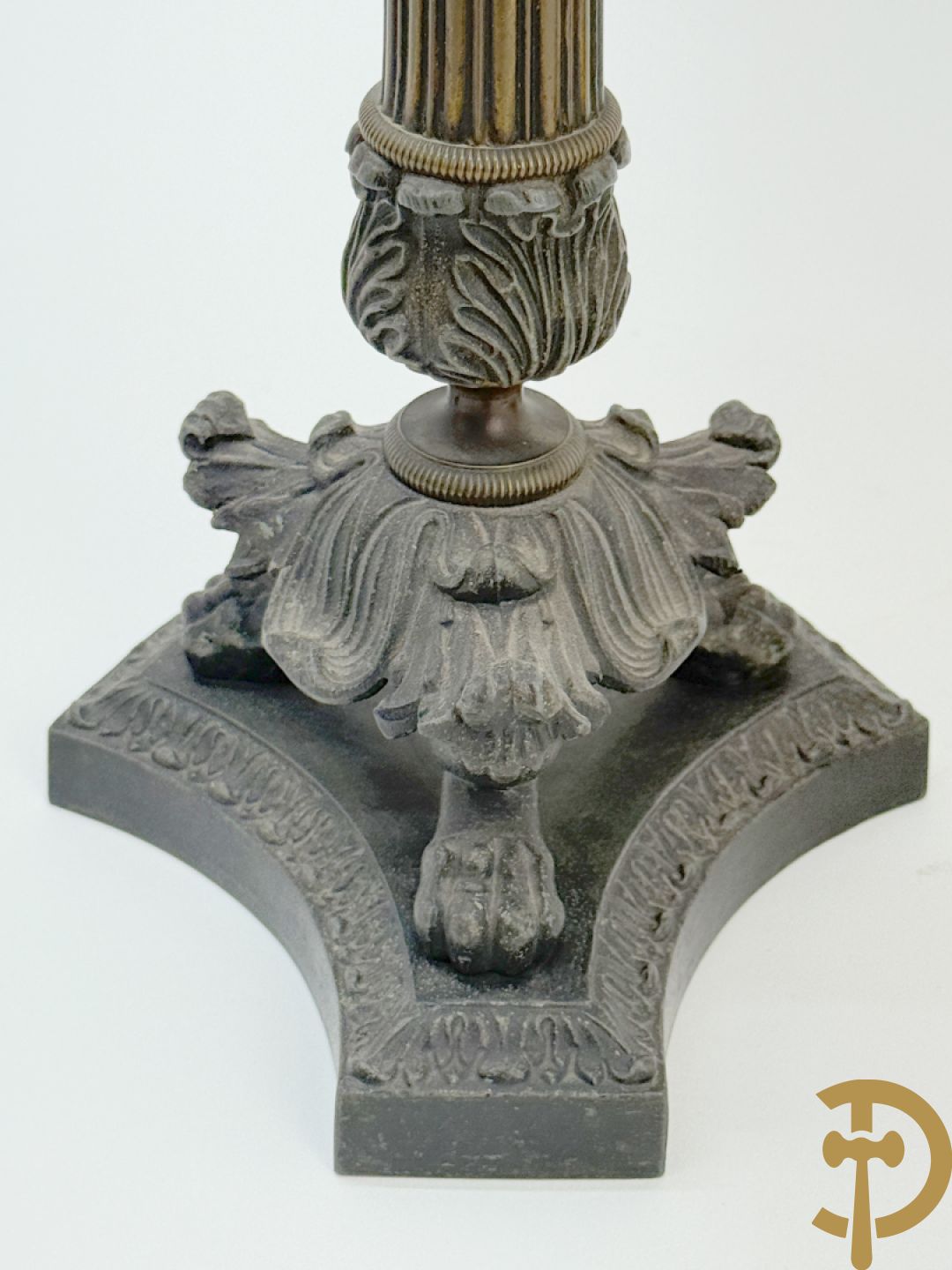 Paar gepatineerde kunstbronzen kandelaars op klauwepoten, 19e