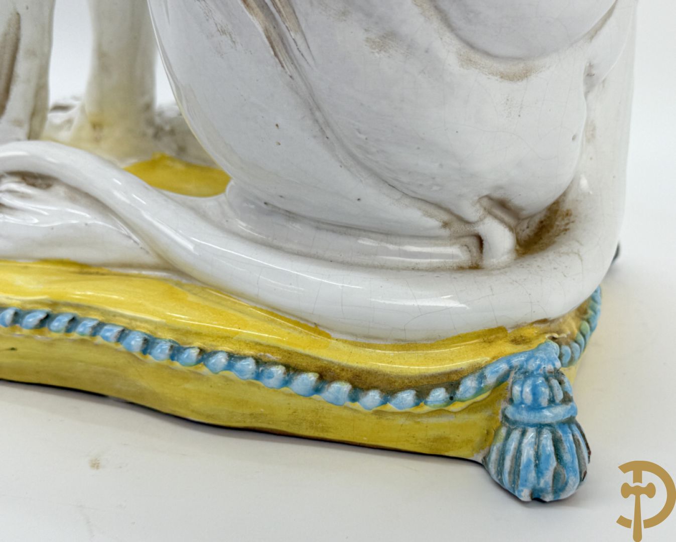 Italiaanse keramieken neergezeten witte windhond op kussen