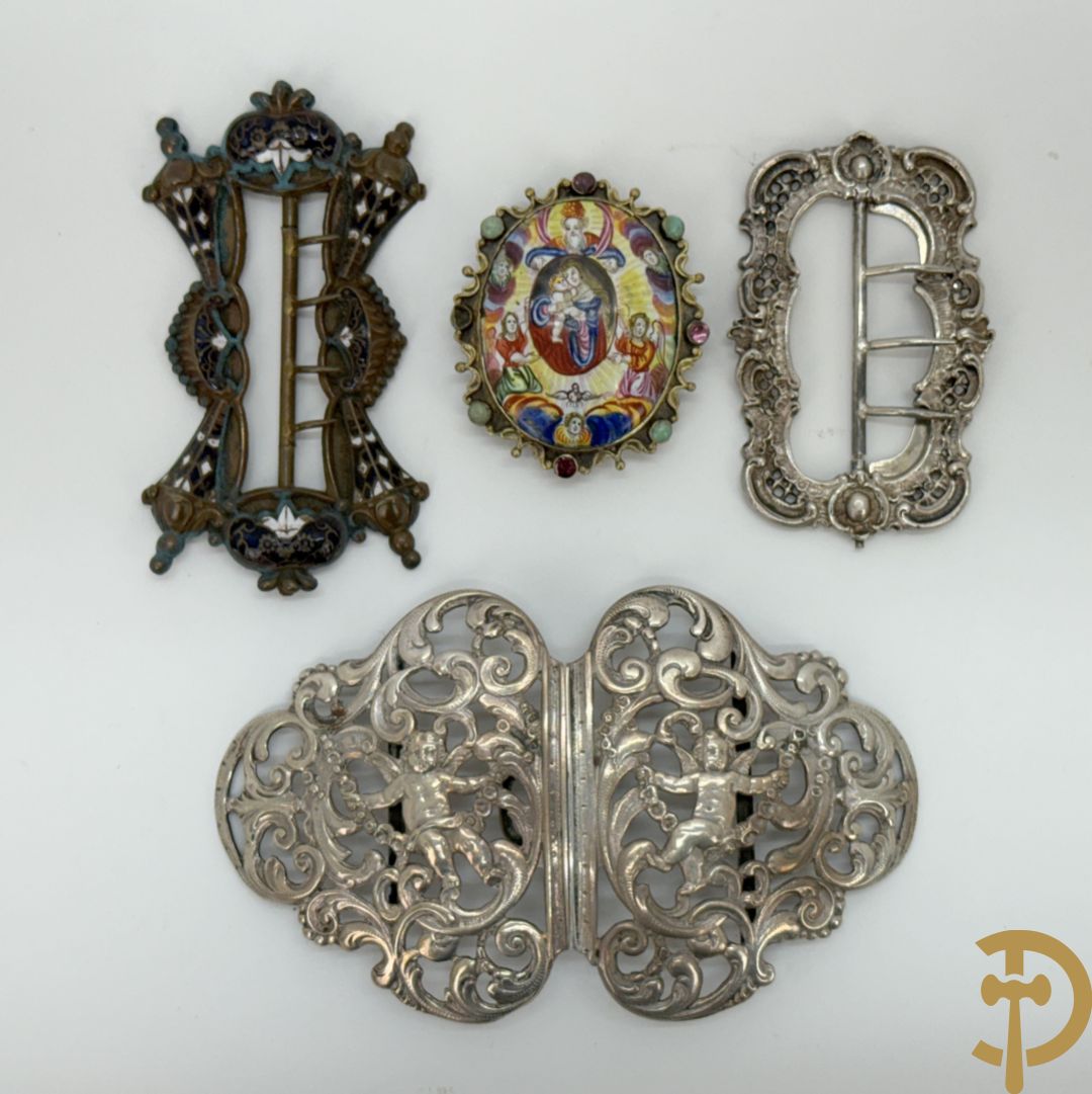 Lot massief zilver w.o. 2 geajoureerd riemboekels waarvan 1 met email bewerkt, geajoureerde centuurhouder met cupido