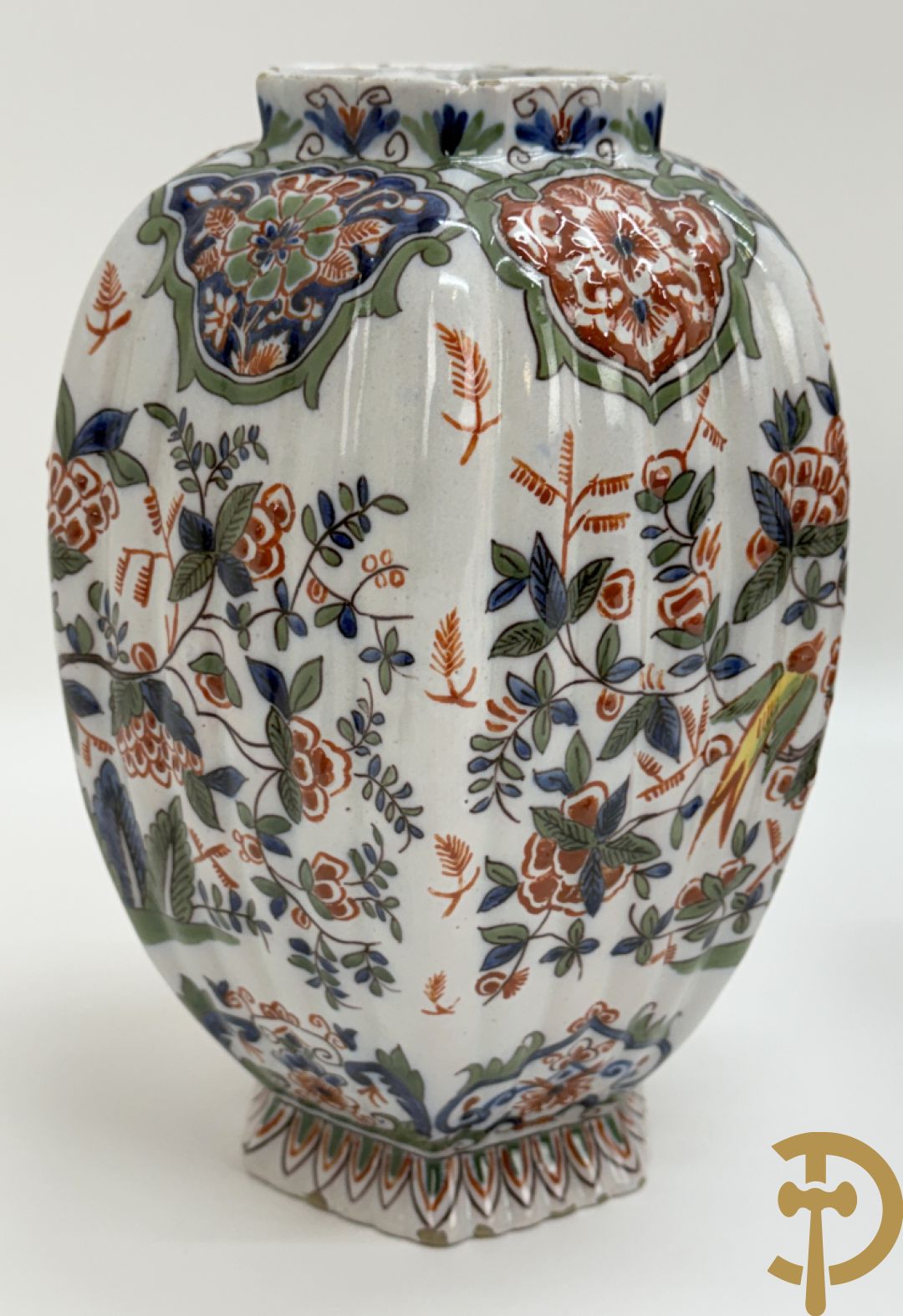 Paar polychrome Delftse zeshoekige dekselvazen met bloemen- en vogeldecor + 4 Strassbourgborden