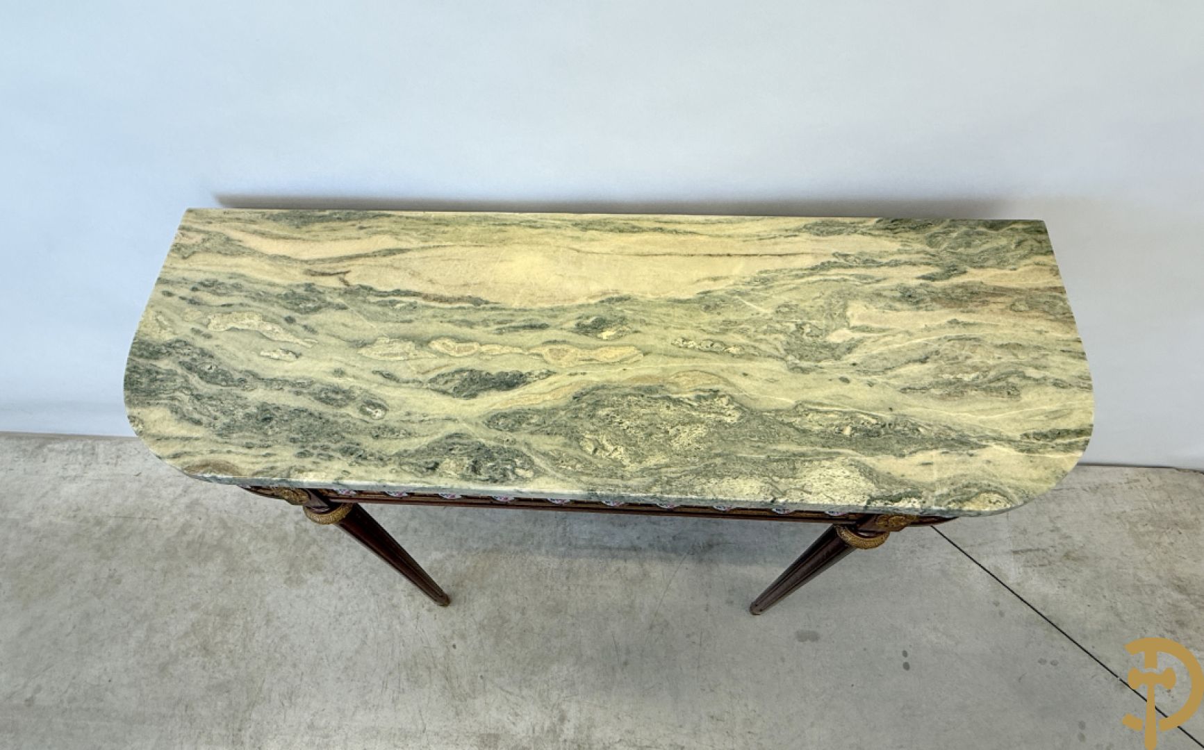 Notelaren console met porseleinen plakkettes met bloemen beschilderd en bronsbeslag + spiegel met porseleinen plakkettes