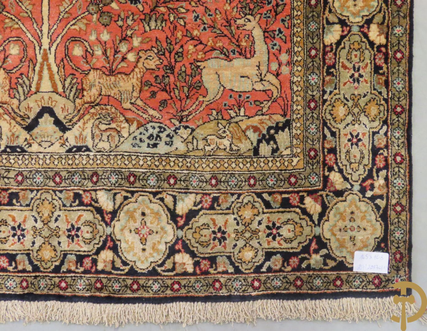 Oosters handgeknoopt tapijt zijde op katoen met dierenmotieven en levensboom