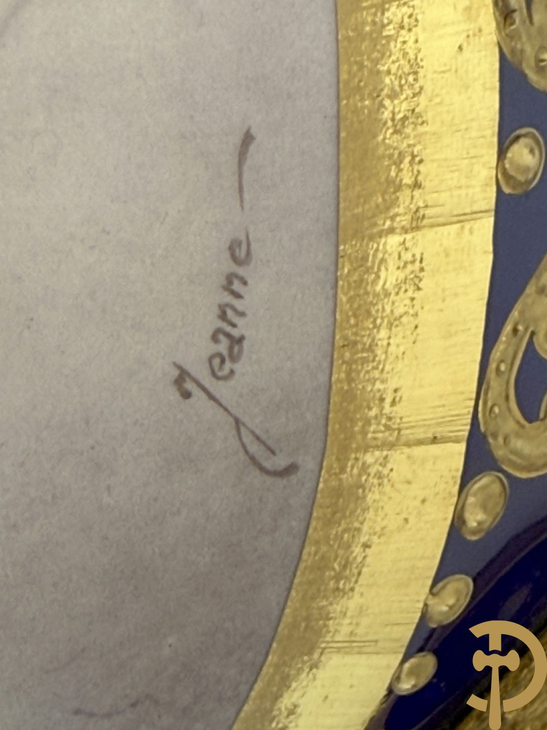 Paar Sèvres stijl vazen met bronzen oren en éénzijdig decor van cupido