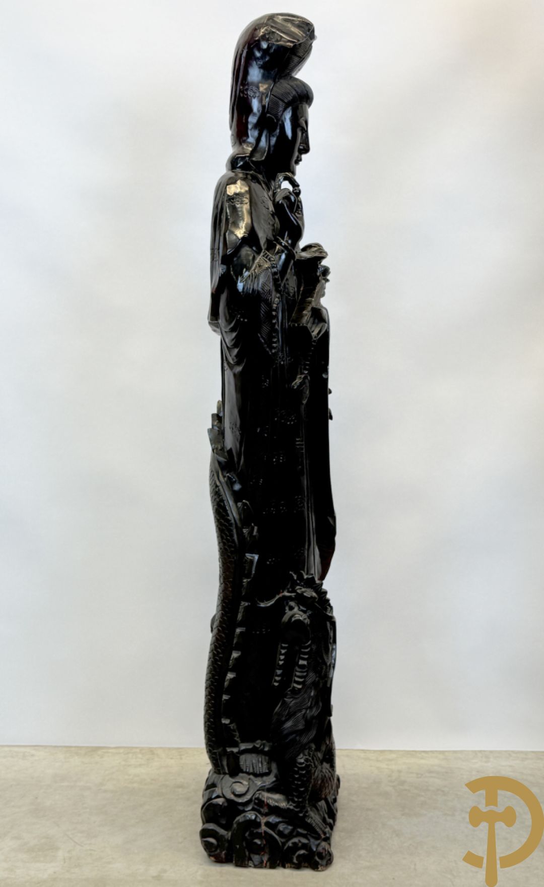 Aziatische houtsculptuur van Guanying met lotusbloem en drakenfiguur aan de voet