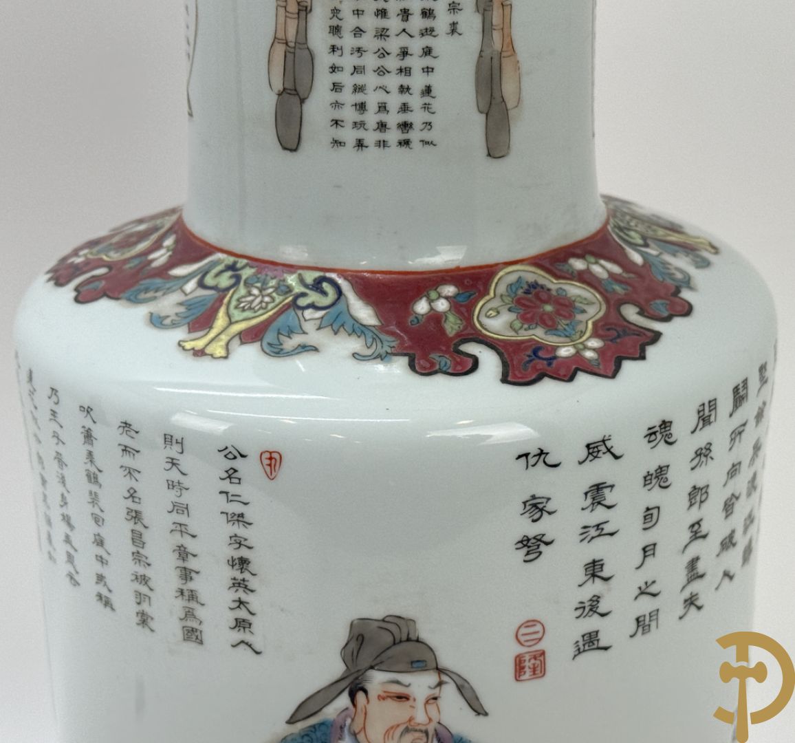 Paar porseleinen Chinese vazen met decor van personages en Chinese tekens, handgekleurd