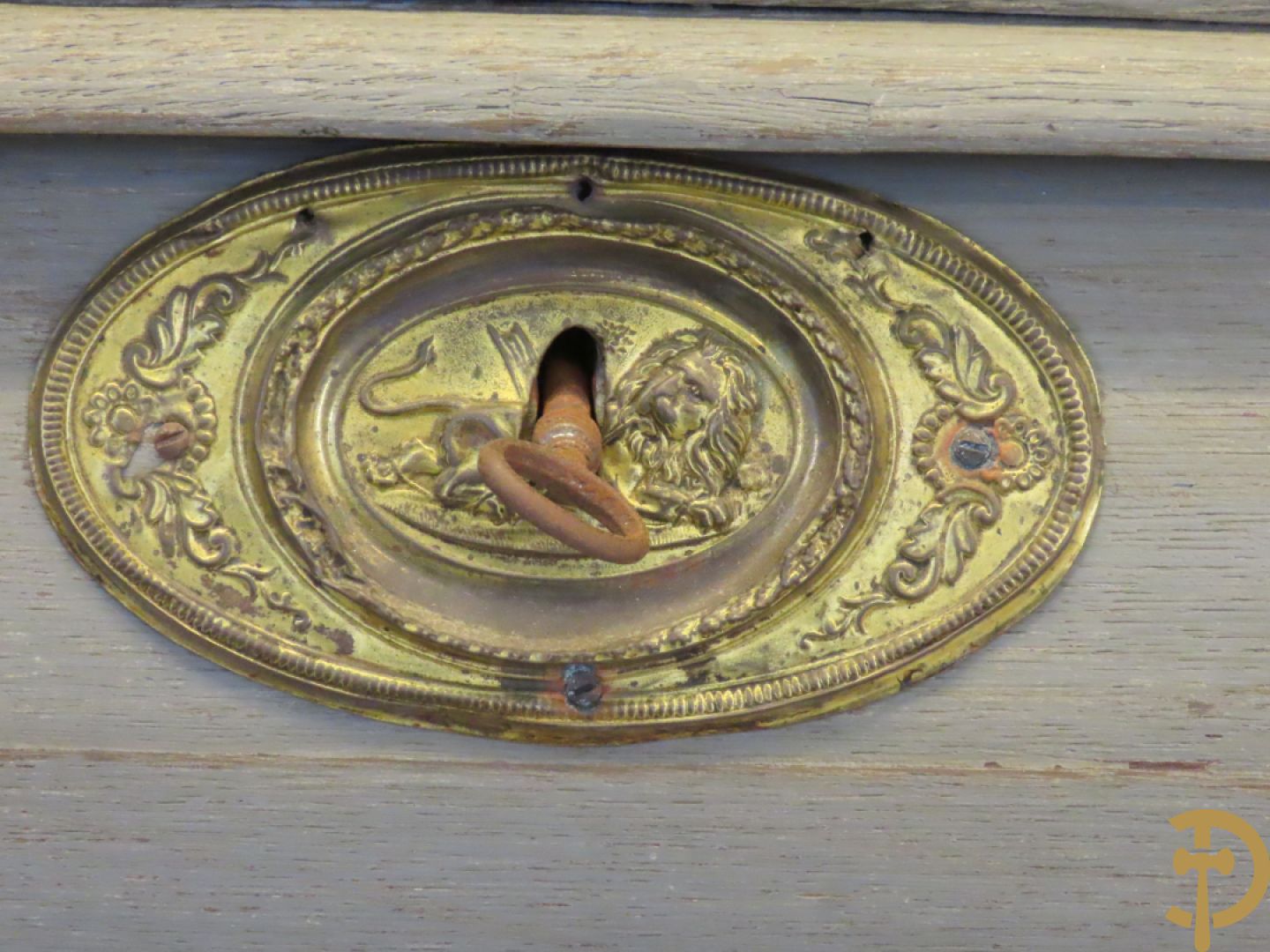 Hollands eiken beschilderd kabinet met 2 deuren bovenaan en 3 lades onderaan