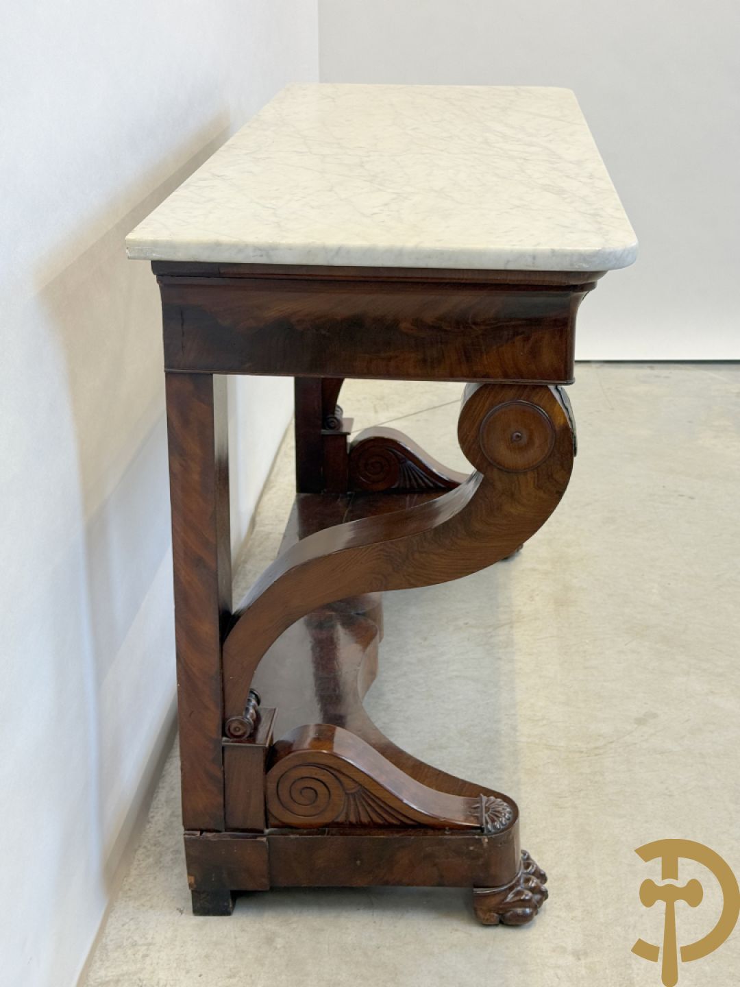 Mahoniehouten console Empire stijl met lade, op voluutvormige klauwepoten en met wit marmeren blad, 19e