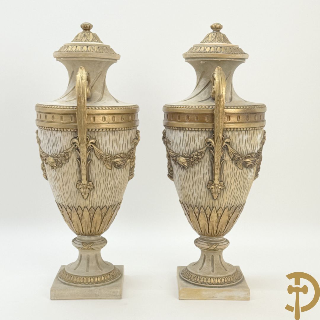 Paar cassolettes in composiet met vergulde Louis XVI motieven