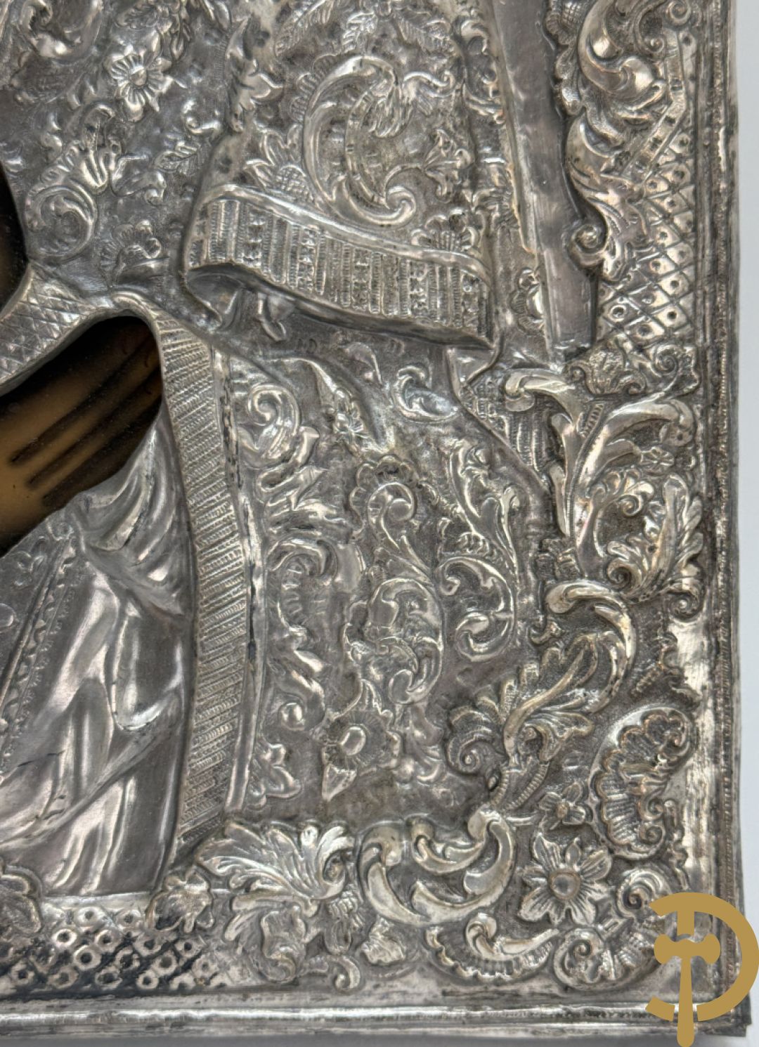 Ikoon met voorstelling van Madonna met kind en verzilverde rizza bezet met email