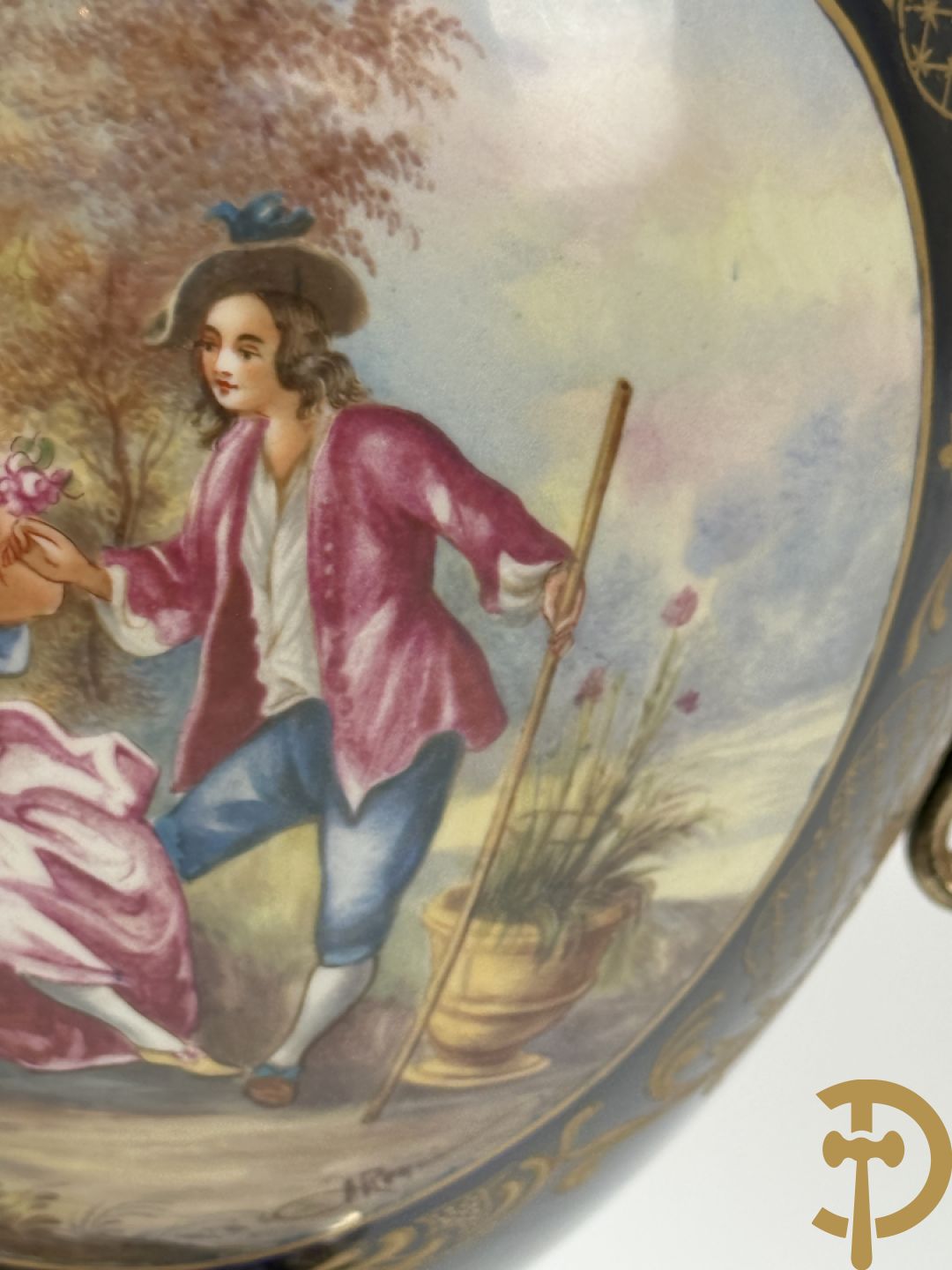 Onleesbaar getekend Sèvres stijl vaas met geanimeerd landschapsdecor en zijdelings met bronzen ornamenten bezet