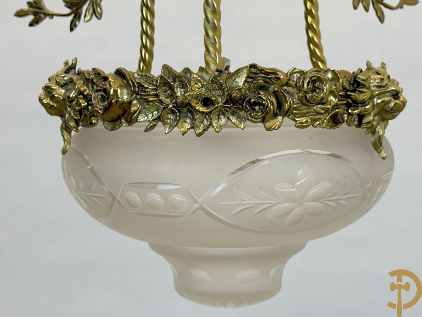 Bronzen hall lantaarn met centrale coupe bezet met bloemen- en dierenkoppen