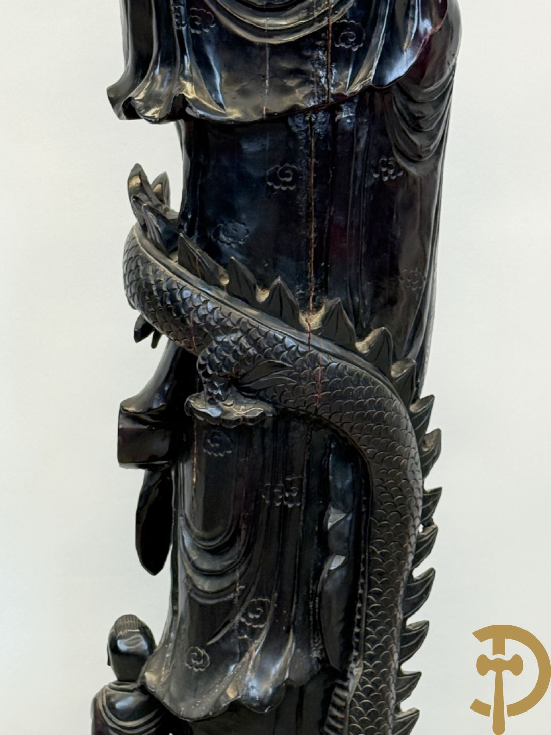Aziatische houtsculptuur van Guanying met lotusbloem en drakenfiguur aan de voet