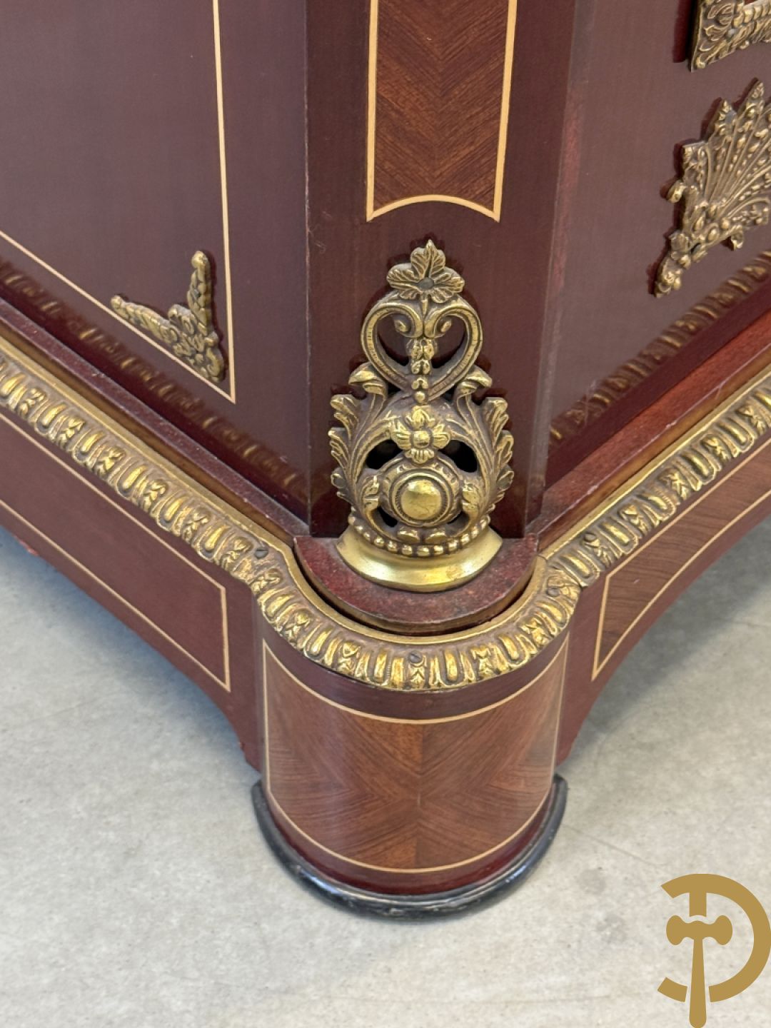 Notelaren vierdeursdressoir met 3 laden, gemarketteerde bloementaferelen en ovale bronzen plakkettes - zijdelings met damesfiguren - bovenaan met wit marmeren blad