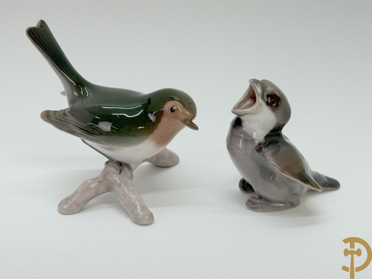 Reeks biscuitbeelden in Royal Copenhagen o.a. saterfiguur met bok, vogeltjes, hond, muis, ijsbeer, schaaltje