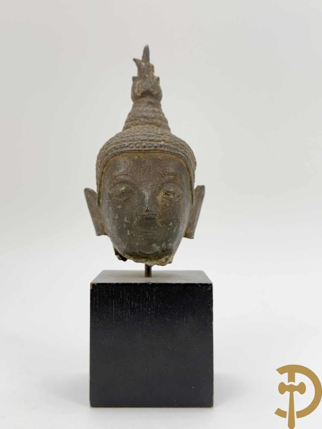 Bronzen zittende boedha in verloren was techniek + fragment van Tibetaans vergulde boedha + bronzen boedhahoofd op houten sokkel