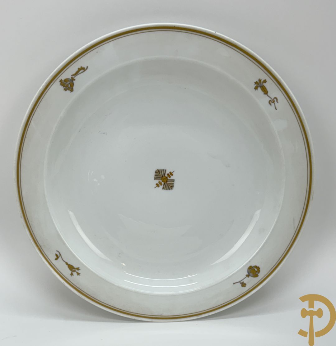 Wit porseleinen servies met vergulde rand en vergulde bloemenmotieven, Meissen, bestaande uit 8 platte borden (2 met schilfer aan rand), 7 diepe borden, 6 dessertborden, saladekom, sauskom en groentenschotel (1 handvat gelijmd)