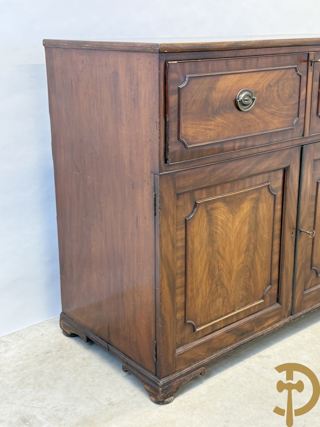 Engelse mahoniehouten tweedeursdresse met ingebouwde secretaire bovenaan