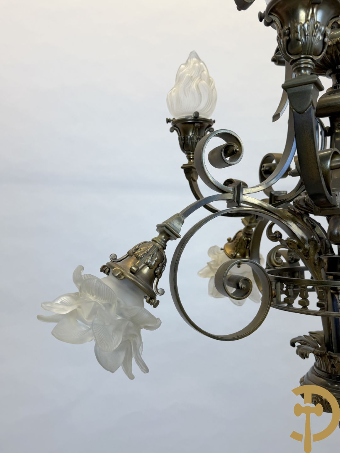 Massieve bronzen luchter met 8 lichtpunten en bezet met accanthusranken