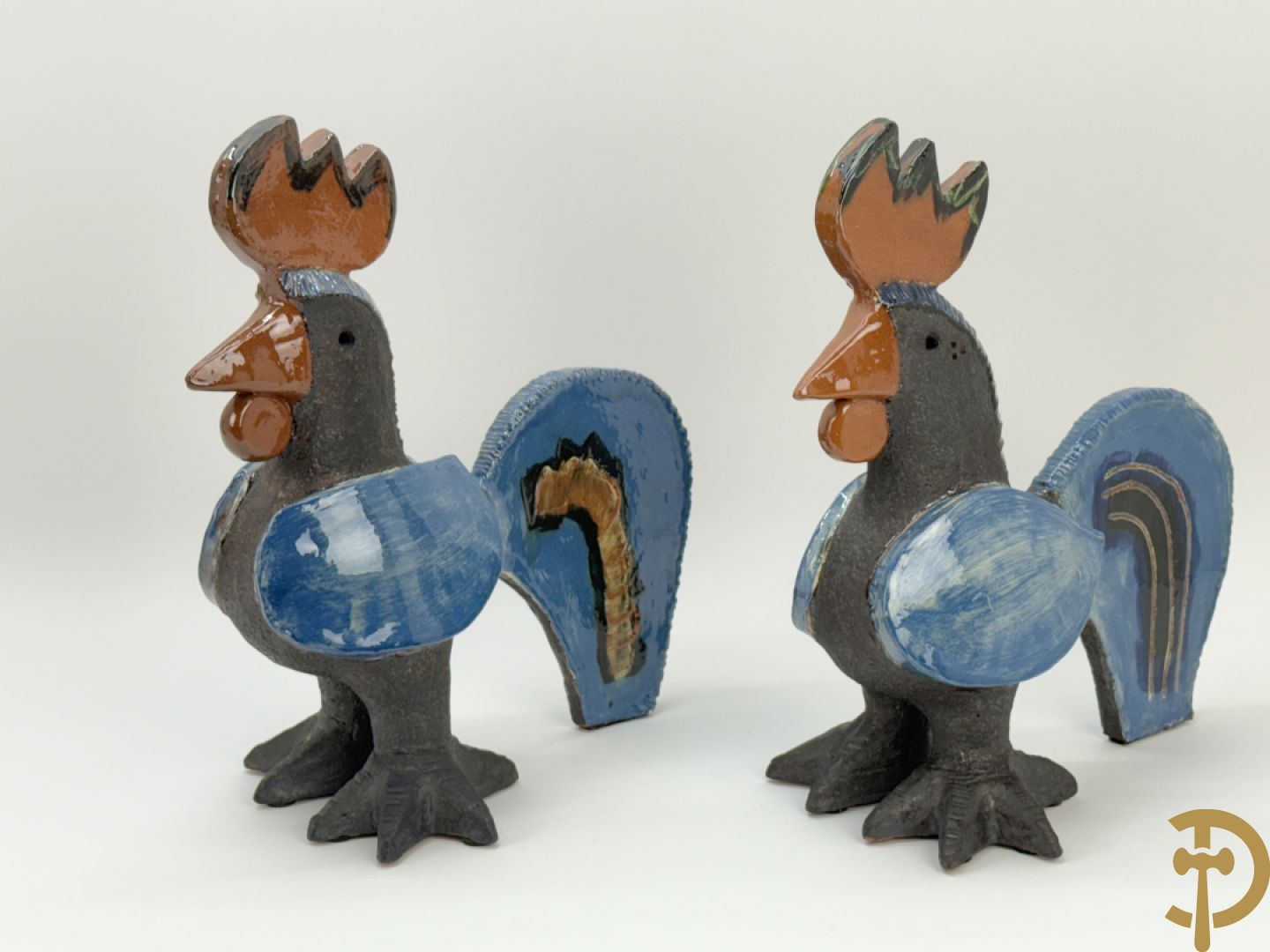 POUCHAIN Dominique getekend - Twee gekleurde keramieken hanen
