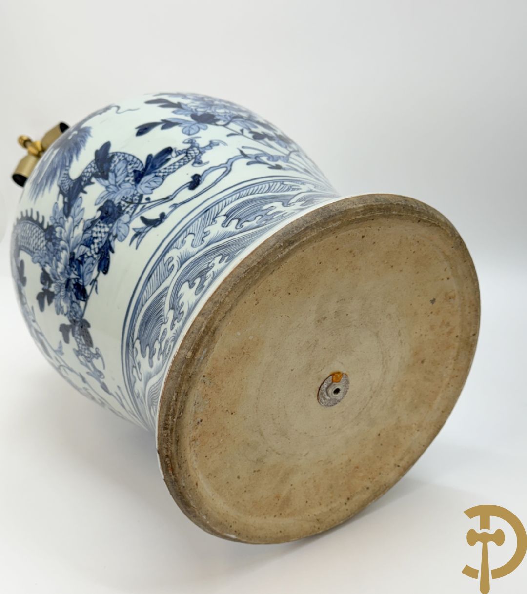 Paar Chinese blauw/witte porseleinen dekselvazen gedecoreerd met draken en bloemenmotieven, als lampadaire omgebouwd