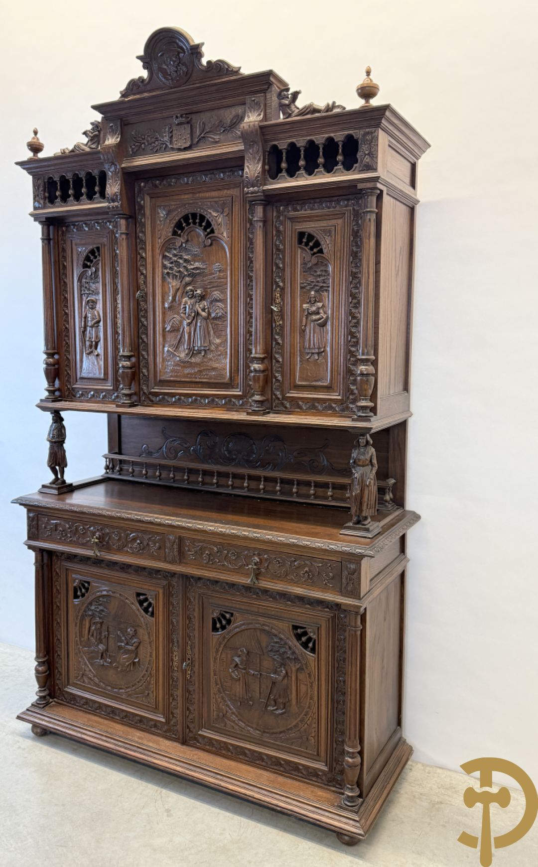 Massief eiken Bretoense eetkamer bestaande uit buffet met 3 deuren boven, 2 deuren onder, lades midden en gesculpteerde geanimeerde scènes + desserte + uittrekbare tafel + 6 stoelen + extra allonge