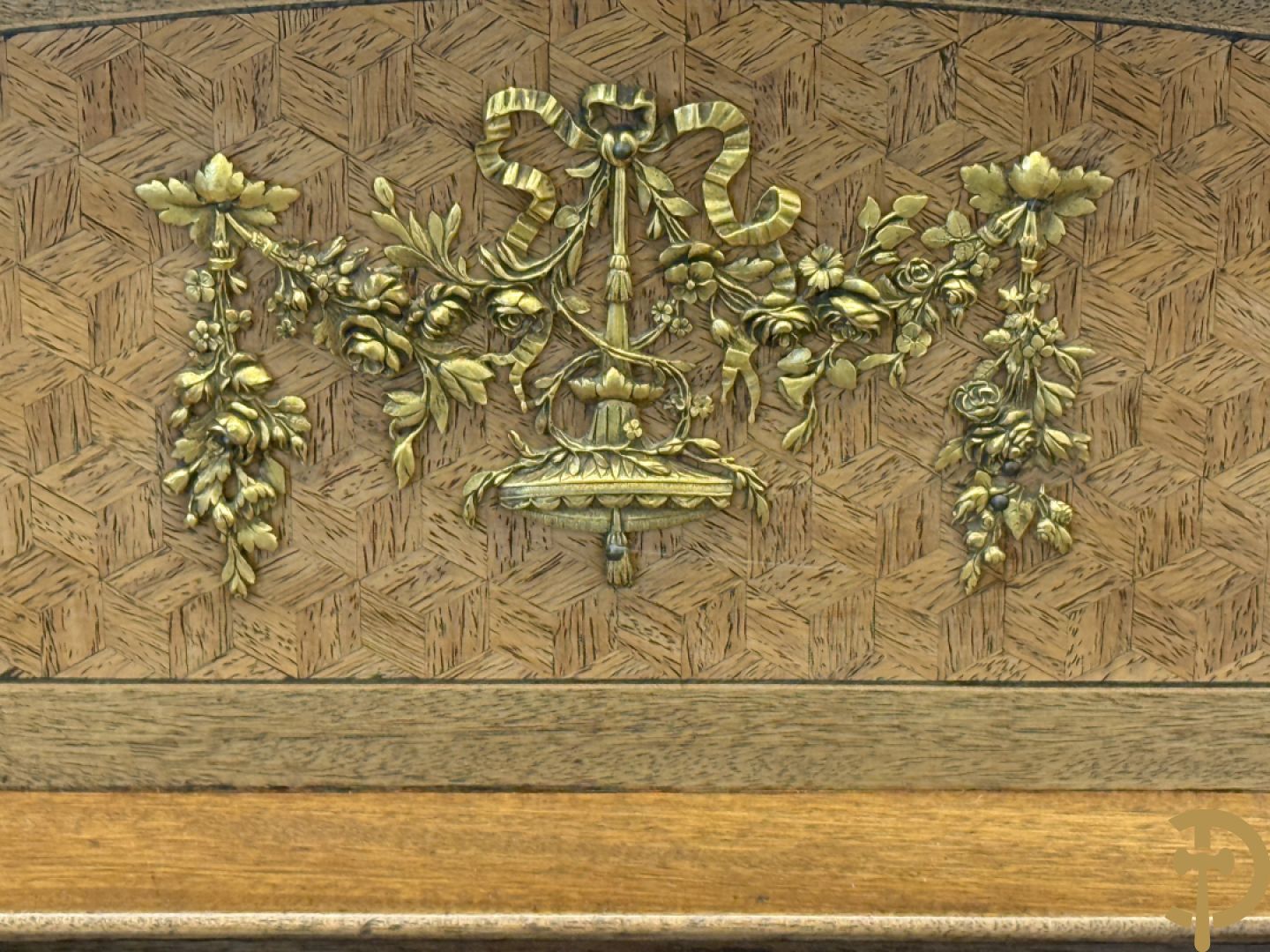 Frans notelaren damesschrijfbureel met marketterie, bronsbeslag, lederen blad, grote lade onderaan en 2 kleine lades boven, 19e