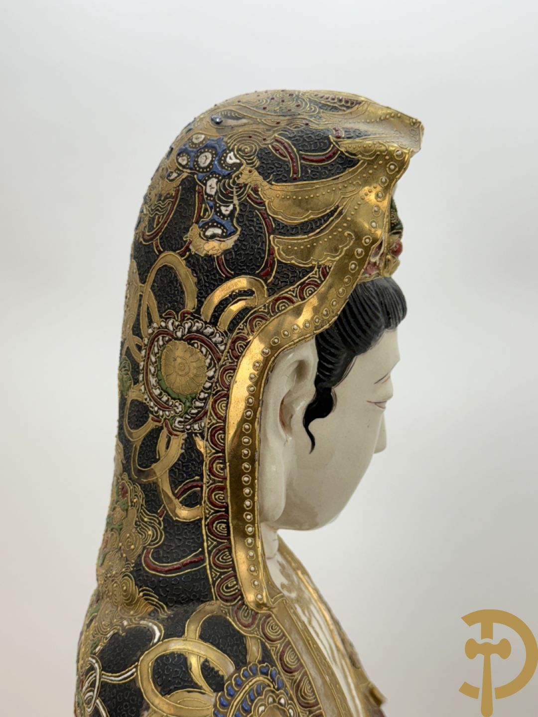 Grote staande Kwan Yin in Japans Satsumat porselein