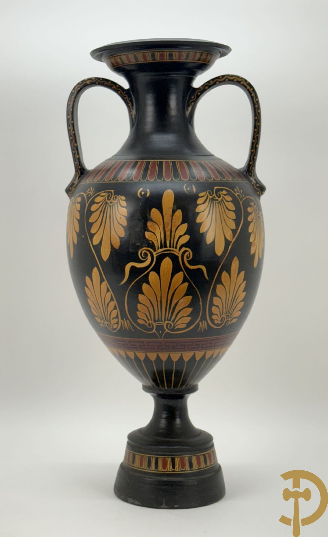 Amfoorvormige vaas in terra cotta met voorstellingen uit de Klassieke oudheid, Griekse stijl