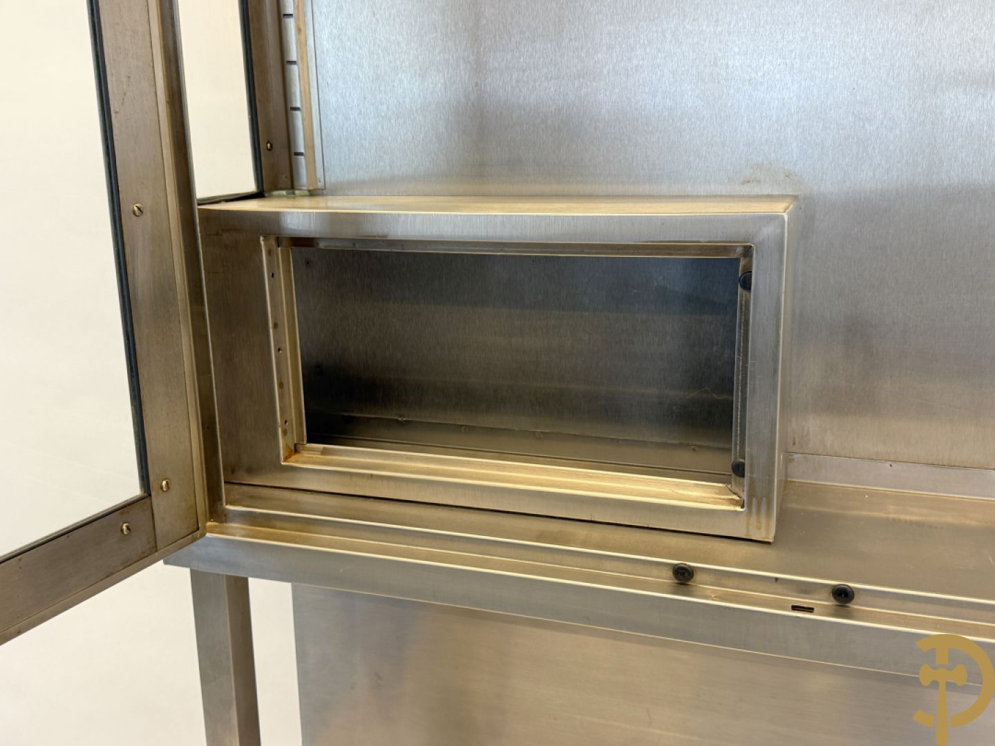 Design inox medisch kabinet, bovenaan met 2 beglaasde deuren, onderaan met deur en 3 lades, by Friedrich Schmitz, Germany