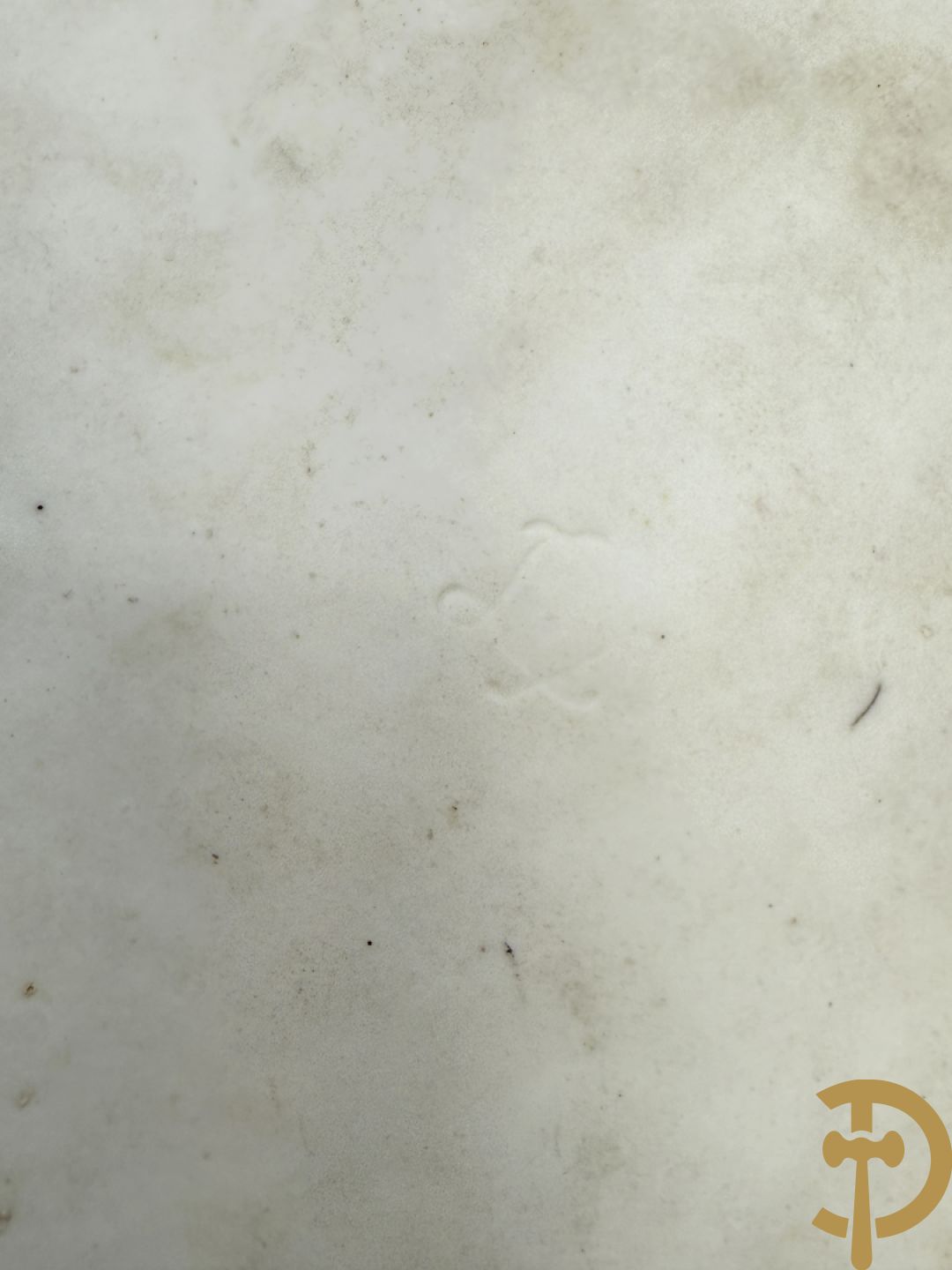 Vijf witte biscuits met cupido