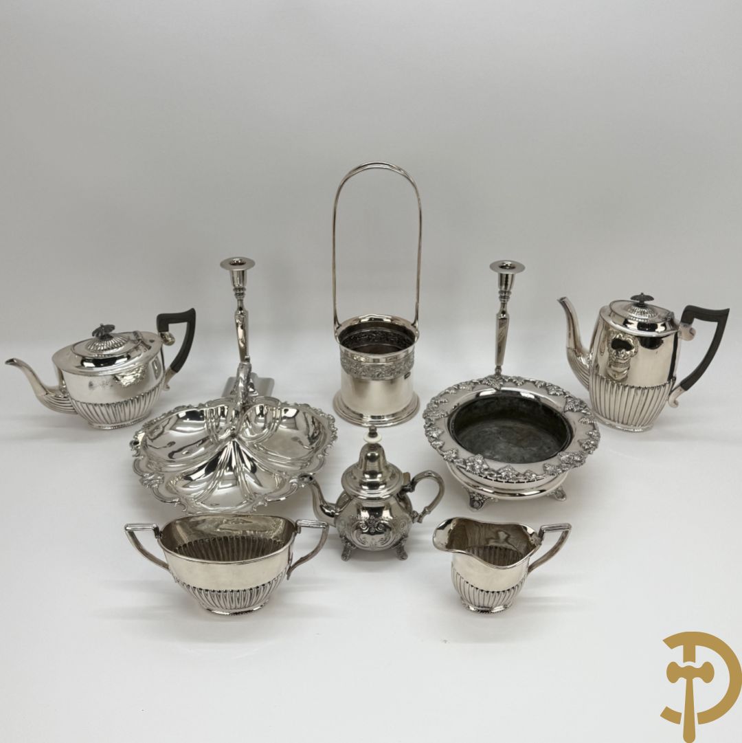 Engels verzilverd koffie- en theeset + verzilverde koekjesschaal + 2 verzilverde coupes + 2 verzilverde kandelaars + verzilverd kannetje