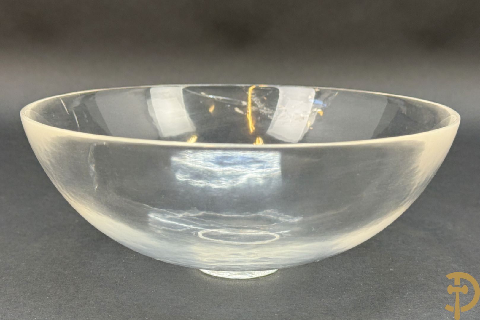 Wolf Helmut (getekend onderaan) Gepolierde schaal/bowl van doorschijnend bergkristal met rechte rand (scherfje aan voet) onder getekend WOLF H. (Steinbildhauer, Edelsteingestalter, aus Kirschweiler, Idar-Oberstein),