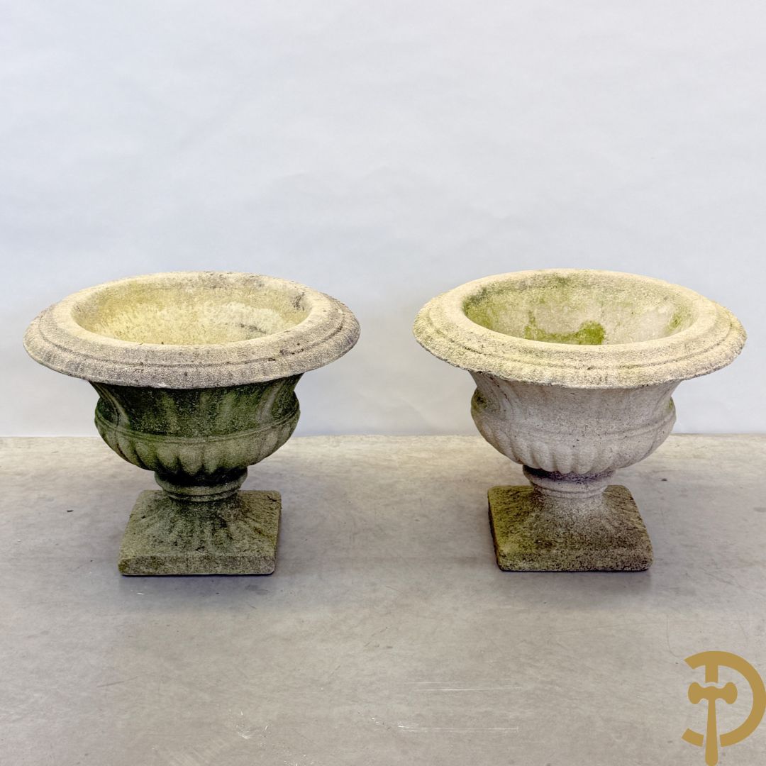 Paar stenen cachepots, onderaan gelobd