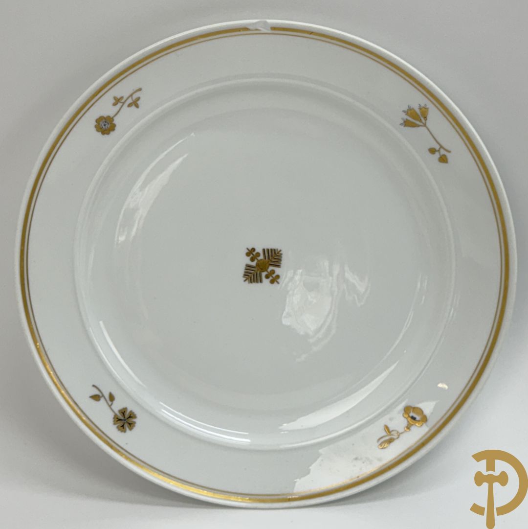 Wit porseleinen servies met vergulde rand en vergulde bloemenmotieven, Meissen, bestaande uit 8 platte borden (2 met schilfer aan rand), 7 diepe borden, 6 dessertborden, saladekom, sauskom en groentenschotel (1 handvat gelijmd)