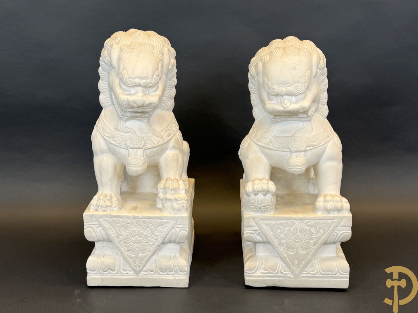 Paar handgesculpteerde marmeren fo-honden
