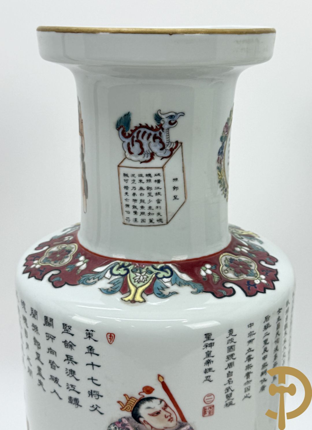 Paar porseleinen Chinese vazen met decor van personages en Chinese tekens, handgekleurd