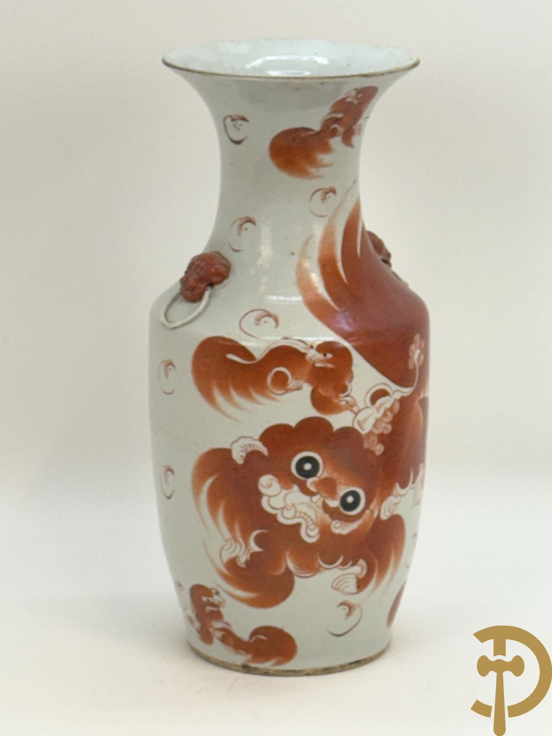 Chinese porseleinen vaas met decor van fo honden + Dekselpotiche in Chinees porselein met geanimeerd decor van dames in landschap