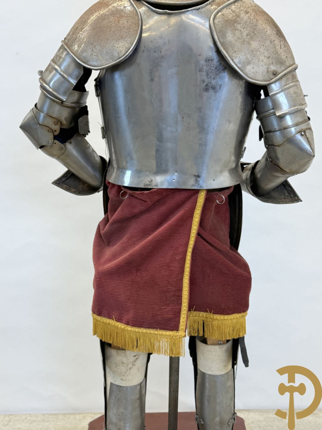 Paar ijzeren decoratieve harnassen ridderuitrusting met geciseleerde motieven op de elementen, met zwaard en ridderhelm - op statief - vermoedelijk Spaans 1930-1940