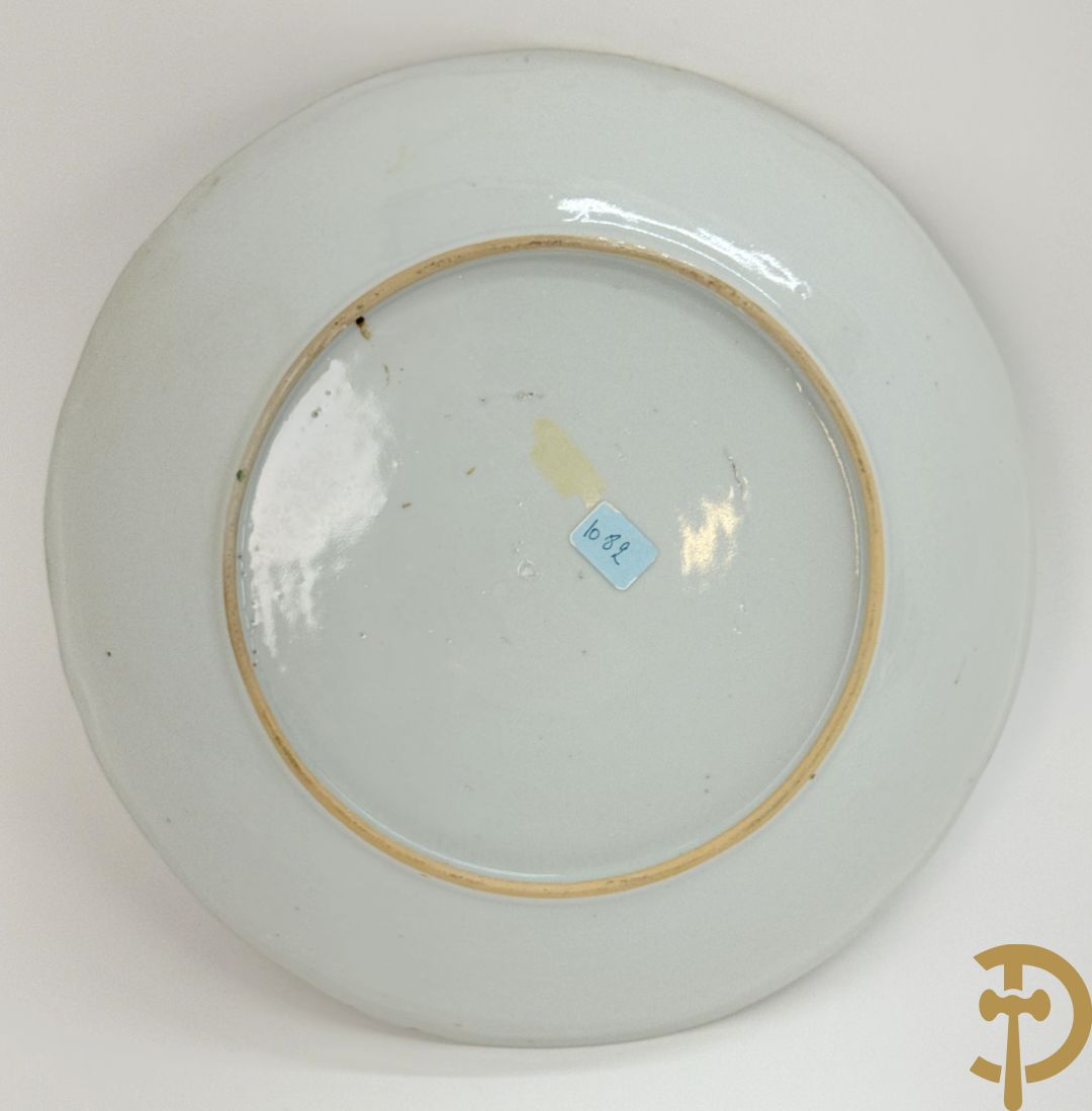 Negen Famille rose bordjes w.o. zes plat gekartelde, 1 diep gekartelde en 2 vlakke met bloementaferelen