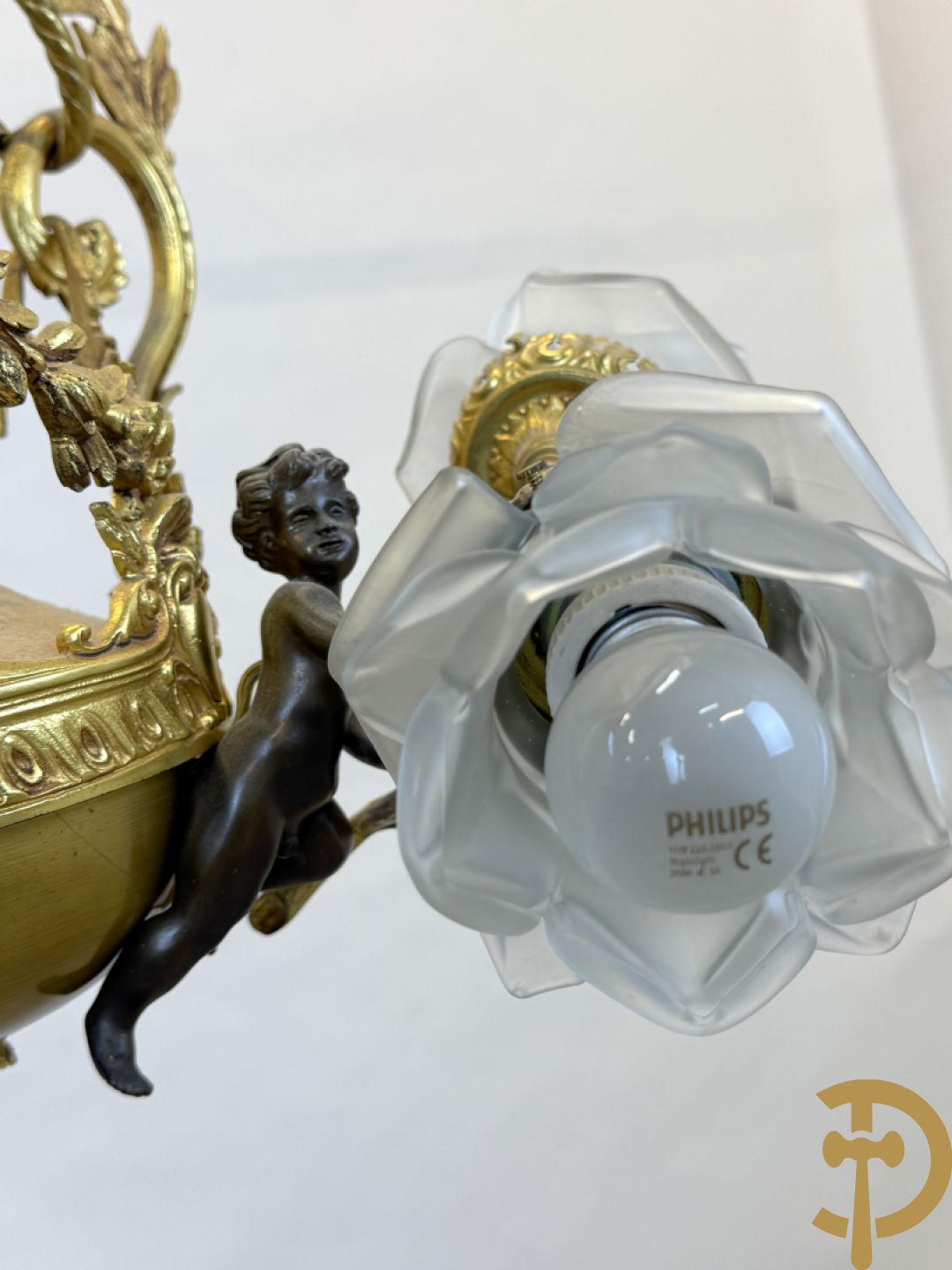 Vuurvergulde bronzen luchter met 3 armen bezet met cupido